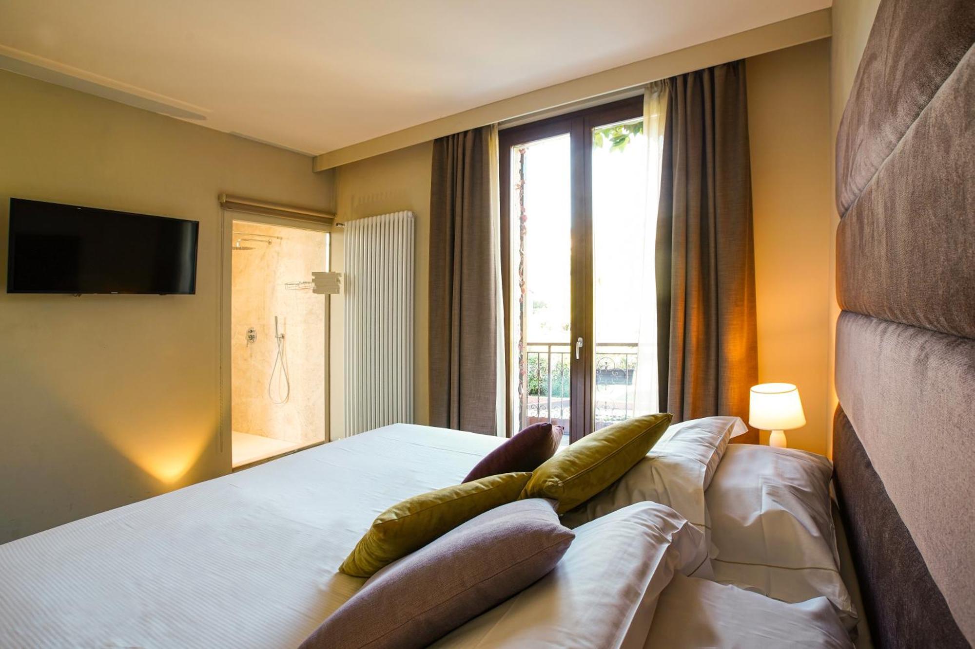 Deluxe Double or Twin Room with City View